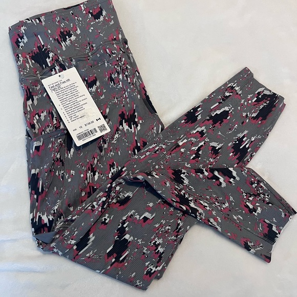 NWT Lululemon Fast and Free Tight 25" - Picture 4 of 4